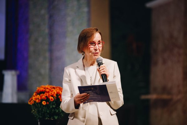 Dr. Marjory Kerr addressing the audience in the chapel