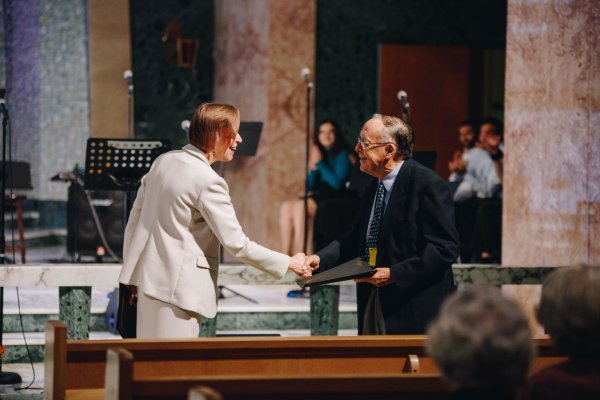 President Kerr shaking hands with an Alumnus