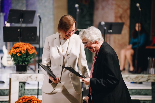 President Kerr giving an award to an Alumnus