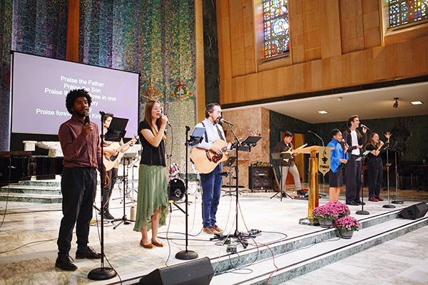 Tyndale students performing a worship service with Dr. Ken Michell